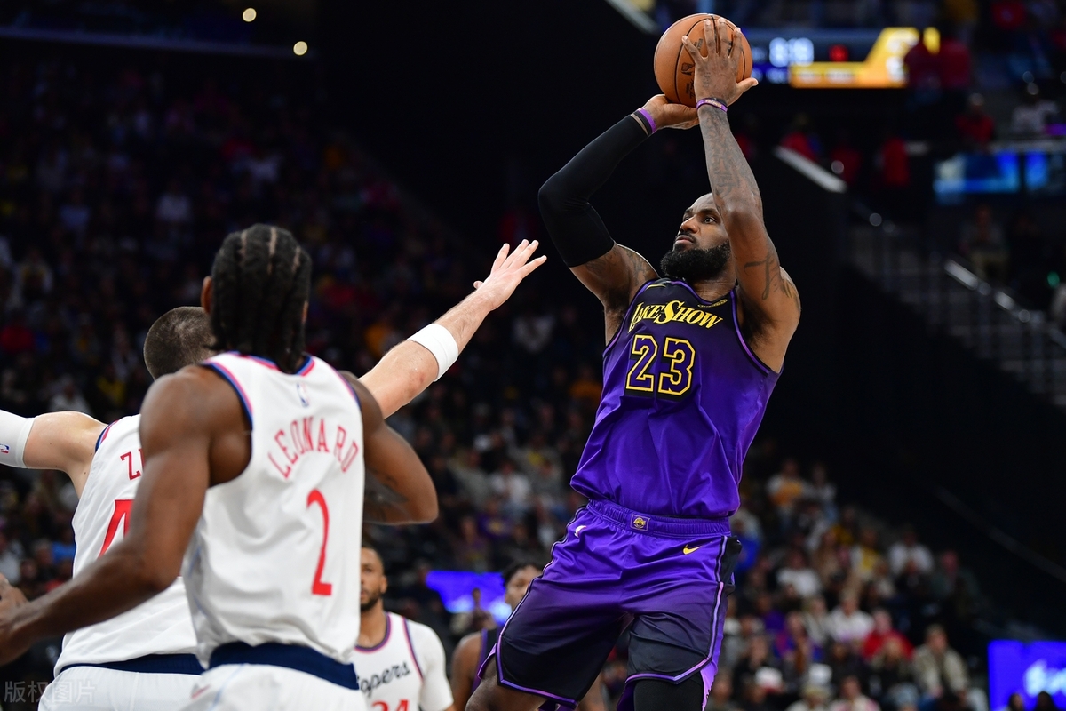 离谱！赛前本菲卡调整名单以备NBA常规赛转折点夏洛特黄蜂主帅复盘，詹姆斯怒砍27分