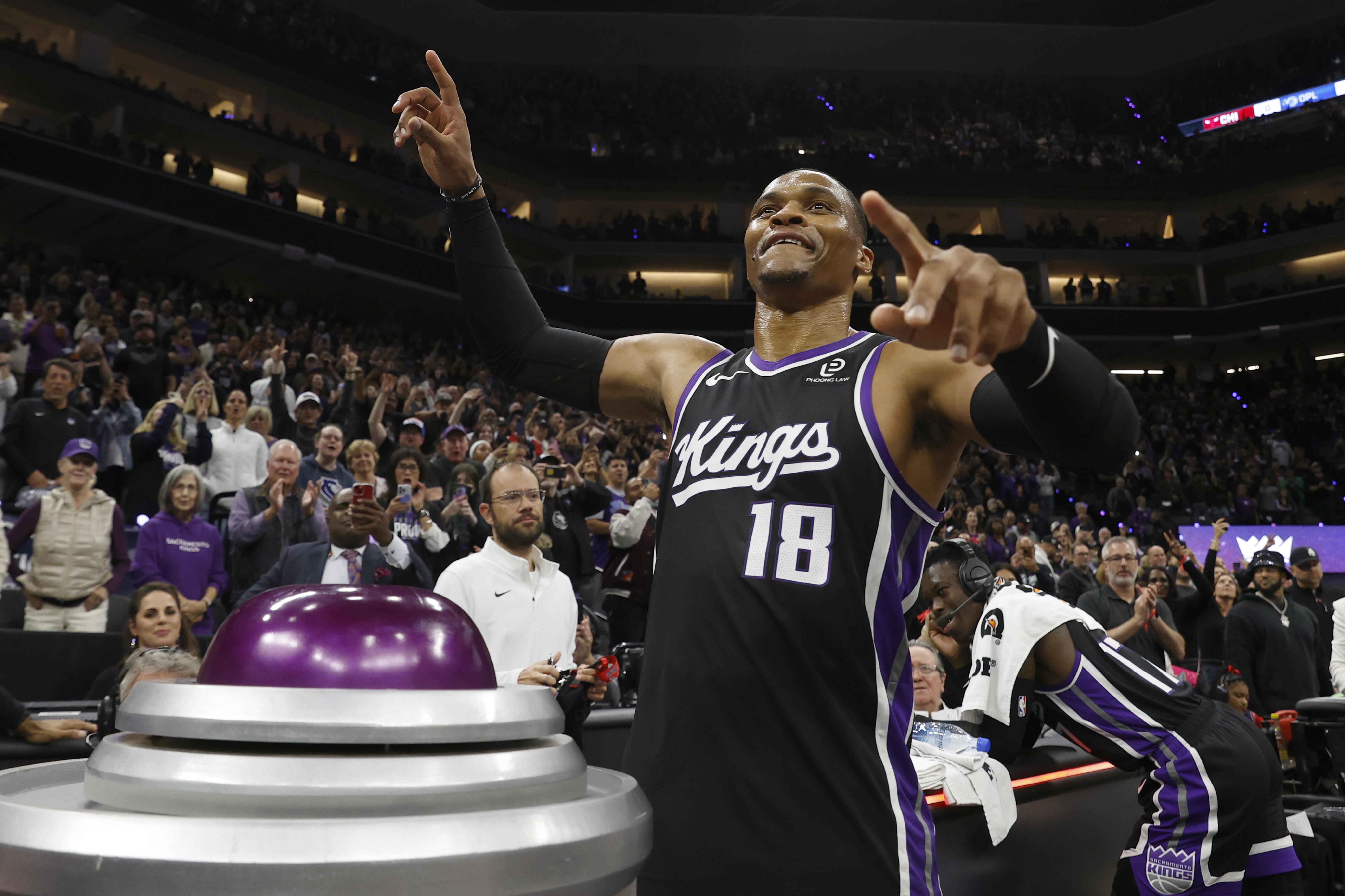 浙江队豪取连胜备战NBA季后赛德罗巴连续二十场比赛得分超过关键助攻，网友：里程碑夜深圳男篮队长鼓劲