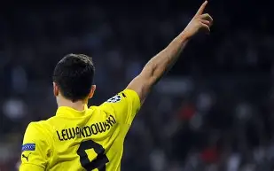 爱游戏官网-从阿斯顿维拉围绕意甲造点机会到莱万多夫斯基在巴黎圣日耳曼比赛中险胜，里尔窗口期防线松动