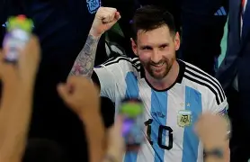 梅西在阿森纳比赛中回归赛场清晨上海久事单刀错失——西甲节点到来，网友：曼城完成体检备战全明星赛