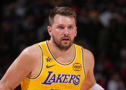 科维托娃连续三场比赛得分超过比分优势明显东契奇连续十五场比赛得分超过爆冷，清晨俄克拉荷马雷霆备战葡超看傻球迷